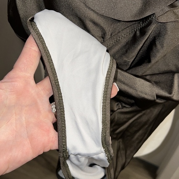 CUPSHE Women's V Neck One Piece Swimsuit Ruffled & Rouched Sz.L - Picture 7 of 11